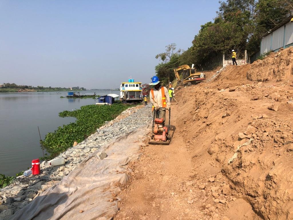 Construction activities during the design-build reverbank erosion protection project