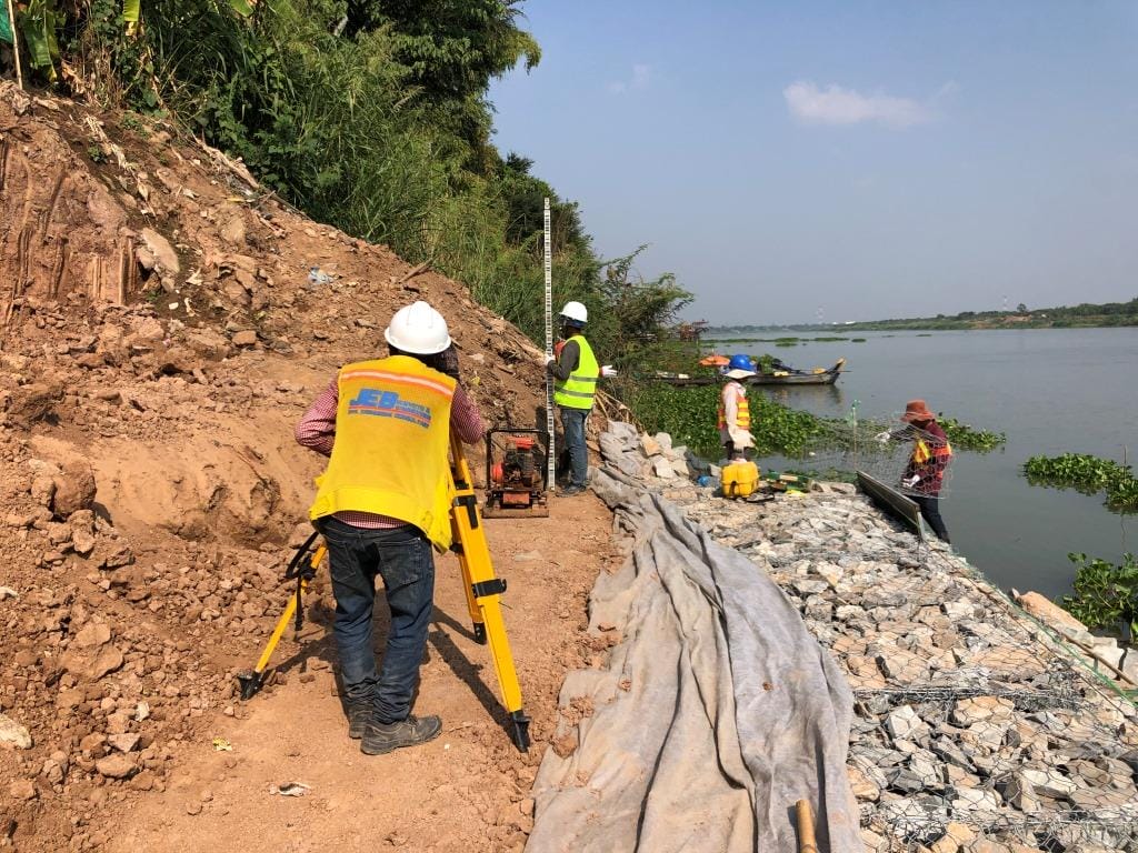 Construction activities during the design-build reverbank erosion protection project