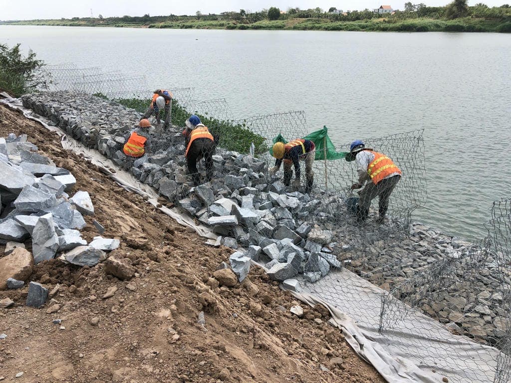 Construction activities during the design-build reverbank erosion protection project