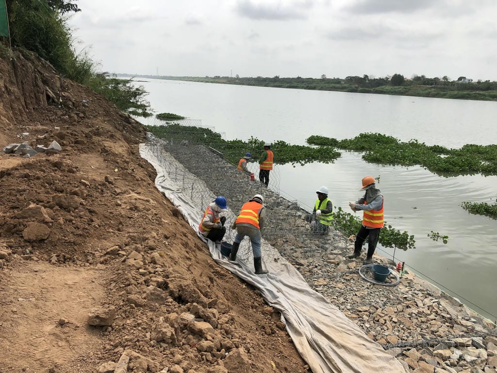 Construction activities during the design-build reverbank erosion protection project