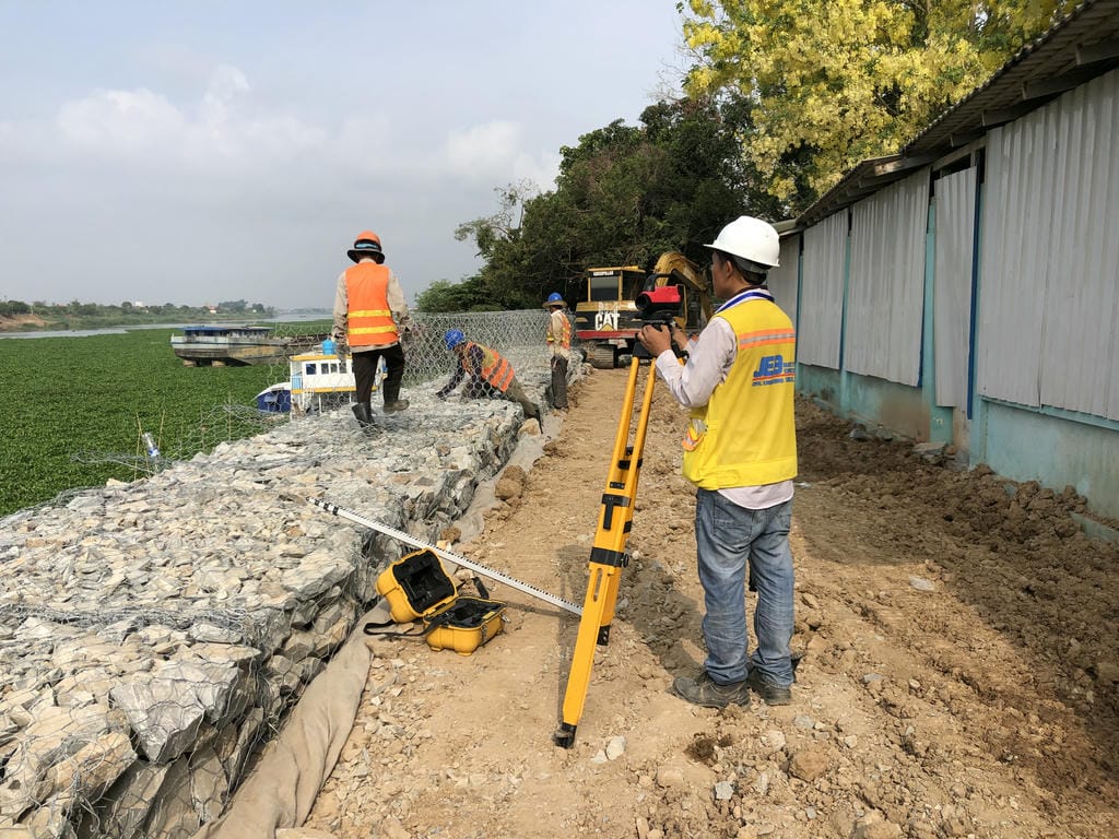 Construction activities during the design-build reverbank erosion protection project